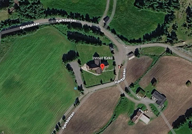 Google Maps satellite view of Innset Kirke, the church sitting inside the loop of the road Kjerkbakken