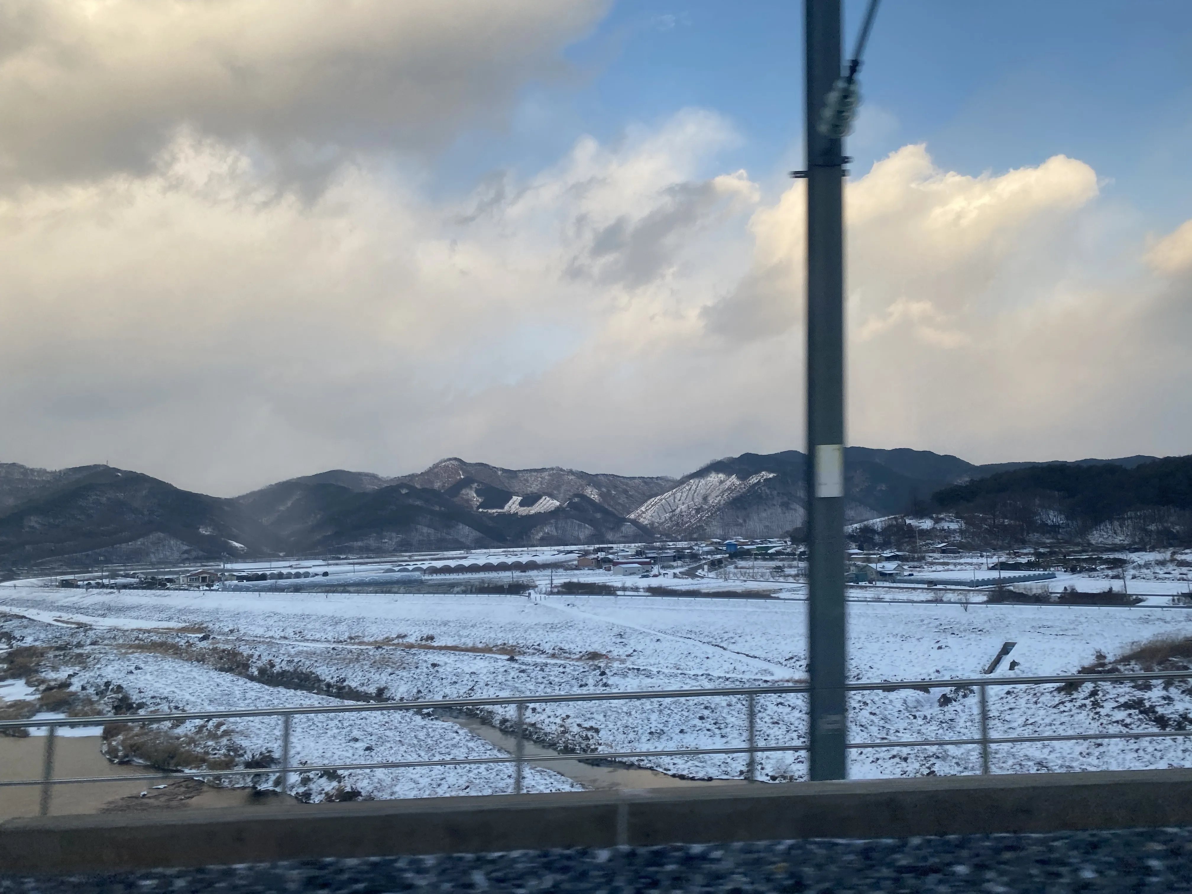 Zugfenster, Schnee