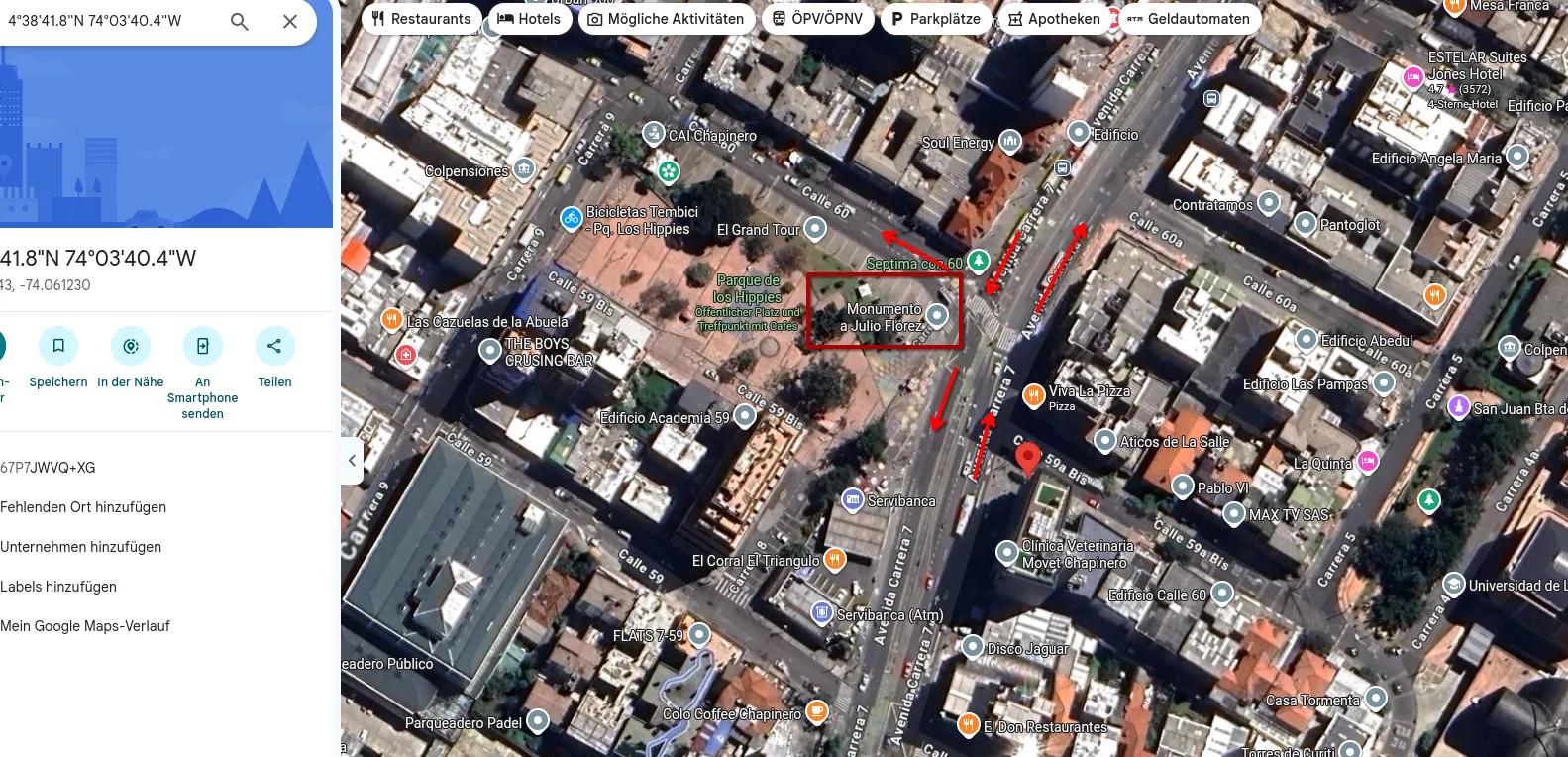 Google Maps satellite view of Carrera 7 between Calle 59 and Calle 60: the Parque de los Hippies on the west side, a red box around the label Monumento a Julio Flórez on the park's east corner, red arrows along Carrera 7 and Calle 60, and the Clínica Veterinaria Movet Chapinero label on the east side of Carrera 7